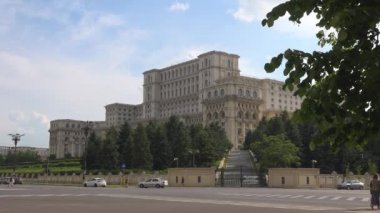 Bükreş, Romanya - 24 Ocak 2020: 4k video: Roma Parlamento Sarayı 'nın, Halk Meclisi olarak bilinen dış mekanı. Bükreş 'te komünist Romanya döneminde diktatör Nikolay Çavuşesku tarafından inşa edildi.