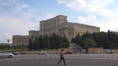Bükreş, Romanya - 24 Ocak 2020: 4k video: Roma Parlamento Sarayı 'nın, Halk Meclisi olarak bilinen dış mekanı. Bükreş 'te komünist Romanya döneminde diktatör Nikolay Çavuşesku tarafından inşa edildi.