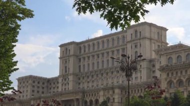 Roma Parlamento Sarayı 'nın 4k video görüntüsü, Halk Meclisi olarak bilinir. Bükreş 'te komünist Romanya döneminde diktatör Nikolay Çavuşesku tarafından inşa edildi.