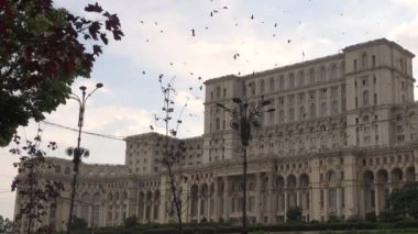 Roma Parlamento Sarayı 'nın 4k video görüntüsü, Halk Meclisi olarak bilinir. Bükreş 'te komünist Romanya döneminde diktatör Nikolay Çavuşesku tarafından inşa edildi.