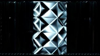 Dokulu cam yüzeyine geometrik desenler yansıtılıyor