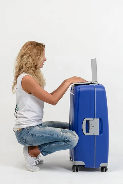 Belle Jeune Femme Avec Ordinateur Portable Valise Sur Fond Blanc — Photo