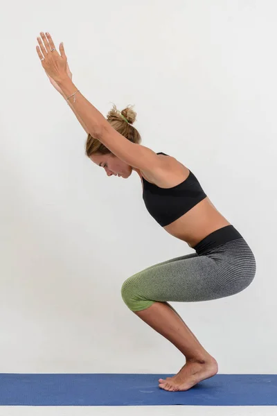 Wanita Muda Cantik Melakukan Yoga Latar Belakang Putih — Stok Foto