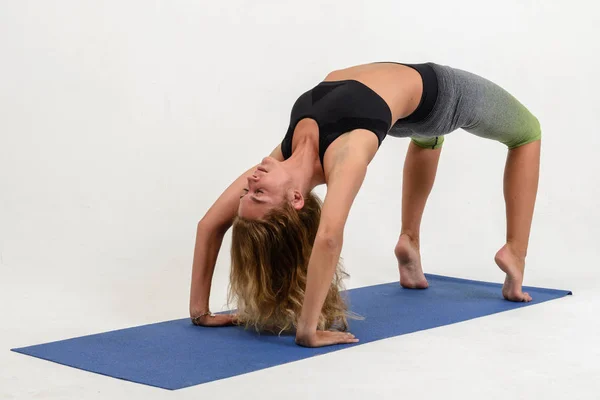 Wanita Muda Cantik Melakukan Yoga Latar Belakang Putih — Stok Foto