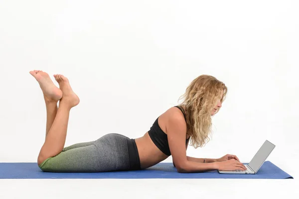 Bella Giovane Donna Che Yoga Con Computer Portatile Sfondo Bianco — Foto Stock