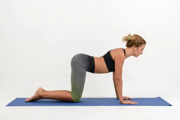 Wanita Muda Cantik Melakukan Yoga Latar Belakang Putih — Stok Foto