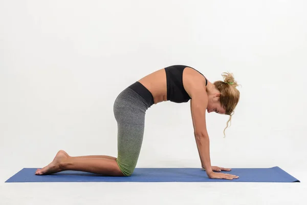 Vacker Ung Kvinna Som Gör Yoga Vit Bakgrund — Stockfoto