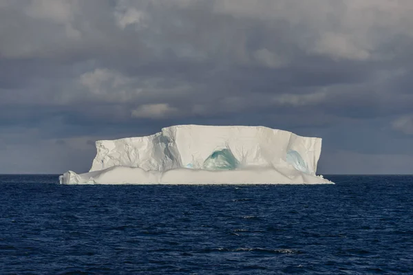 Antarktyki Seascape Tabelarycznych Góry Lodowej — Zdjęcie stockowe