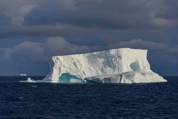 Antarktis Seascape Med Tabellform Isberg — Stockfoto