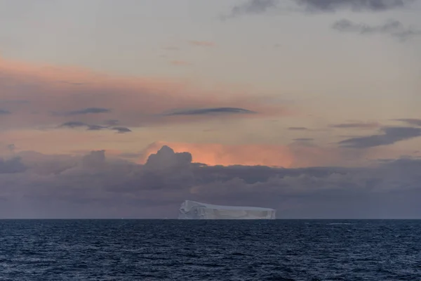 Antarktyki Seascape Góry Lodowej — Zdjęcie stockowe