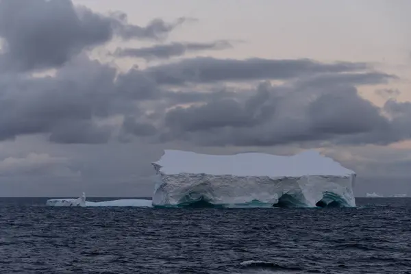 Antarktyki Seascape Tabelarycznych Góry Lodowej — Zdjęcie stockowe