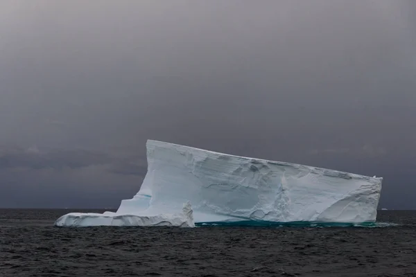 Sekmeli Buzdağı Antarktika Deniz Manzarası — Stok fotoğraf