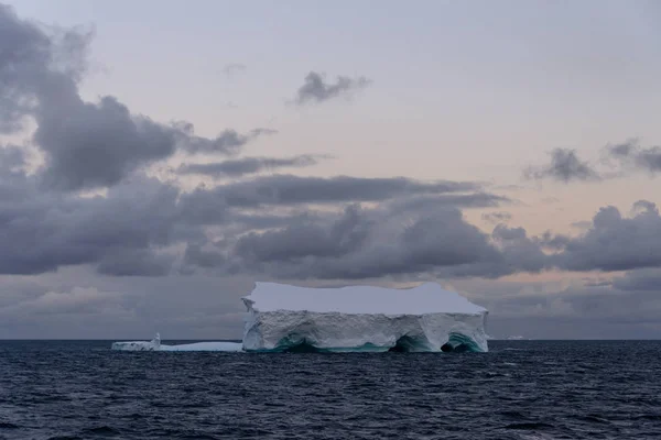 Ανταρκτική Θαλασσογραφία Πίνακα Παγόβουνο — Φωτογραφία Αρχείου