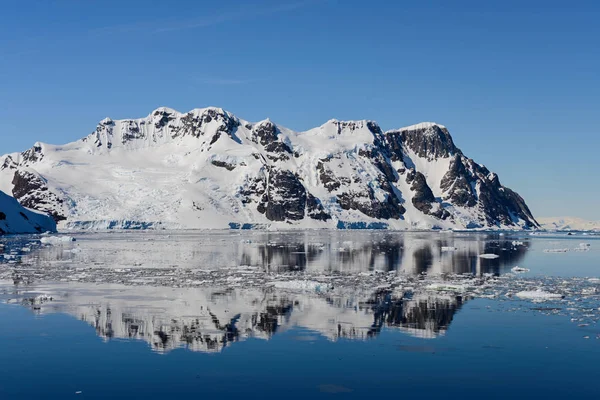 Paisaje Antártico Con Montañas Vista Reflexión Desde Mar Panorámico — Foto de Stock