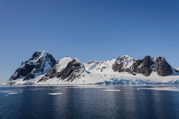 Antarktische Landschaft Mit Bergen Und Spiegelung Blick Vom Meer Panoramischen — Stockfoto