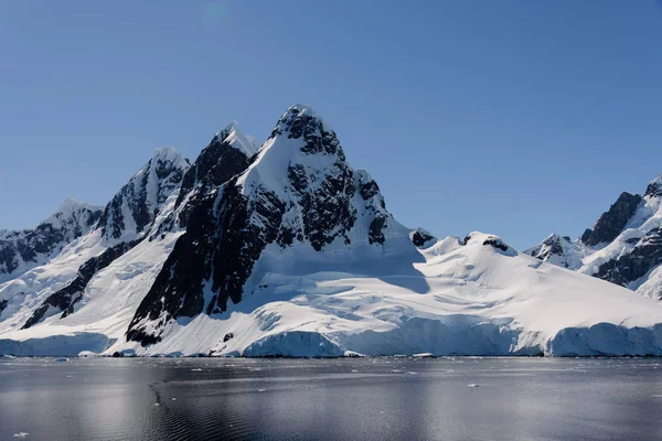 Ανταρκτική Τοπίο Βουνά Και Αντανάκλαση Θέα Από Την Θάλασσα Πανοραμική — Φωτογραφία Αρχείου