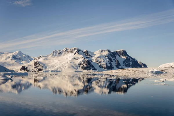 Antarktika Peyzaj Dağlar Panoramik Deniz Manzarası Yansıma Ile — Stok fotoğraf