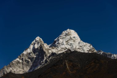 Gündüz Ama Dablam manzaraya