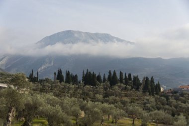 Bulutlar ağaçlar ve dağlar Karadağ'ın sonbahar yatay olarak