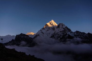 Gündüz Ama Dablam manzaraya