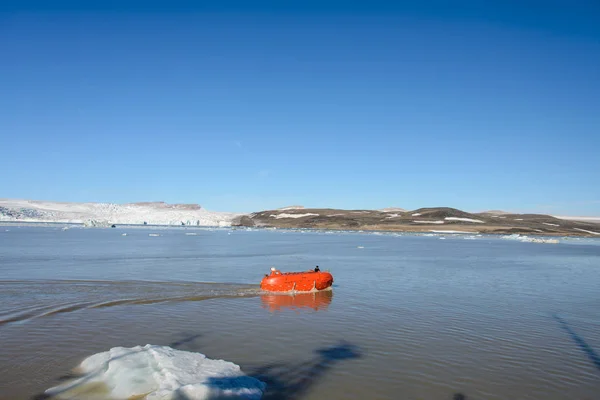 Czerwony Łodzi Wodzie Morza Antarktydzie — Zdjęcie stockowe