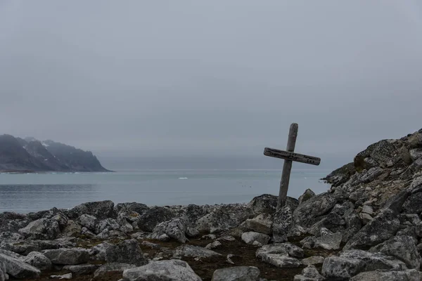 Croce Rocce Sulla Riva Nel Paesaggio Artico Con Acqua Mare — Foto Stock