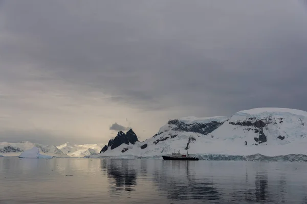 Beau Paysage Marin Antarctique Avec Iceberg — Photo