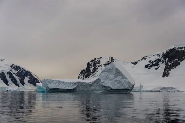 Όμορφη Ανταρκτική Θαλασσογραφία Παγόβουνο — Φωτογραφία Αρχείου