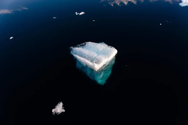 Айсберг Волнистом Море — стоковое фото