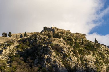 Antik kalıntılar ve binalar dağlar Karadağ
