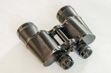 beyaz arkaplanda izole edilmiş dürbünler