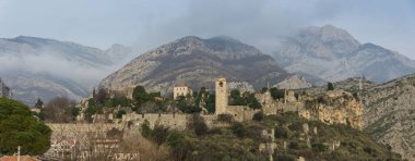 Antik mimari ve bulutlarda dağlar Karadağ