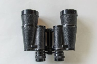 beyaz arkaplanda izole edilmiş dürbünler