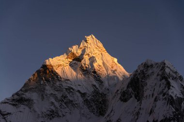 Gündüz Ama Dablam manzaraya