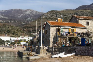 Karadağ'daki doğal cityscape kıyı binalarda