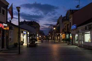 Karadağ'daki doğal cityscape Caddesi üzerinde binalar