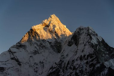Gündüz Ama Dablam manzaraya