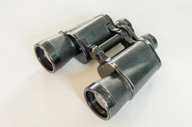 beyaz arkaplanda izole edilmiş dürbünler