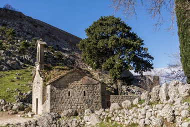 Antik kalıntılar ve binalar dağlar Karadağ