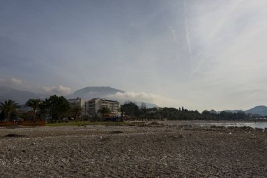 Karadağ'daki bulutlu hava sahil beldesinde toplayan