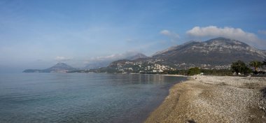 Karadağ'daki bulutlu hava kıyı beldesinde toplayan