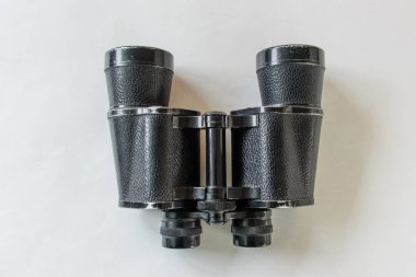 beyaz arkaplanda izole edilmiş dürbünler