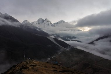 Gündüz Ama Dablam manzaraya