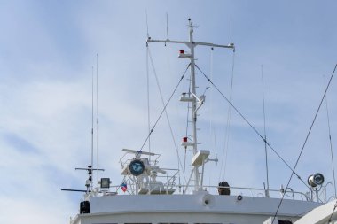 Beyaz gemi gemi mavi gökyüzü karşı parçası