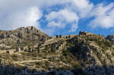 Antik kalıntılar ve binalar dağlar Karadağ