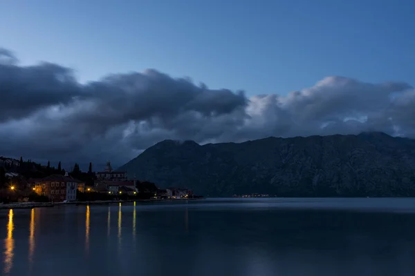 Karadağ Daki Doğal Cityscape Gecede Tarafından Aydınlatılmış Sahil Binalar — Stok fotoğraf