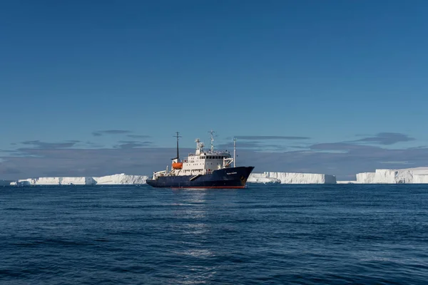 Navio Expedição Água Azul Fria Pela Costa Antarctica — Fotografia de Stock
