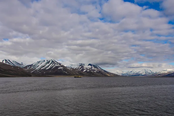 南极风景与船由雪山 — 图库照片