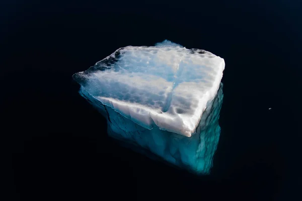 Iceberg Dans Mer Ondulée — Photo