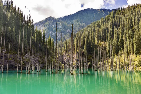 Górskie Jezioro Kazachstanie — Zdjęcie stockowe